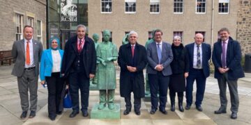 وزير التعليم العالي يبحث مع رئيس الكلية الملكية للجراحين بأدنبرة وضع خطة تنفيذية لإنشاء فرع للكلية الملكية بالعاصمة الإدارية الجديدة