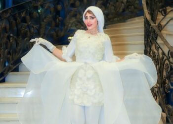 مصممة الأزياء و الفنانة الإعلامية أسماء المهدي تبهر الحضور بتصميم من صنع يدها بمهرجان(إيجي فاشون)