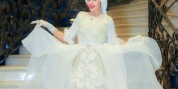 مصممة الأزياء و الفنانة الإعلامية أسماء المهدي تبهر الحضور بتصميم من صنع يدها بمهرجان(إيجي فاشون)