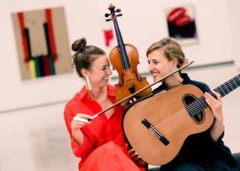 سهرة موسيقية نمساوية بالاوبرا  ثنائى سونوما يجمع الشقيقتان ميرا وسارة على المسرح الصغير