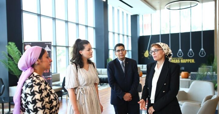 زيارة مسئول برنامج التبادل الأكاديمي ايراسموس بلس  بجامعة “دوناريا دي چوس” جالاتي ” رومانيا ” لمركز التدريب والتطوير جامعة عين شمس