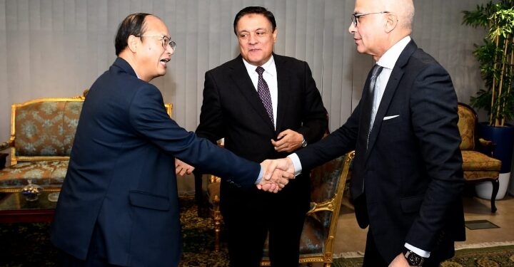 رئيس جامعة عين شمس يستقبل الوزير مفوض التعليمي مدير المكتب التعليمي والعلمي والتكنولوجي بالسفارة الصينية