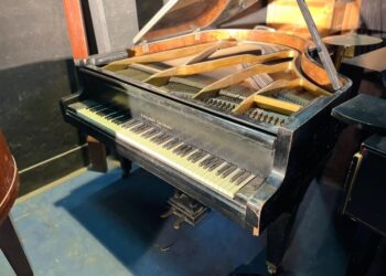 ابنة جمال سلامة تهدي الاوبرا بيانو والدها ومجموعة من مدوناته الموسيقية