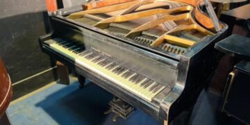 ابنة جمال سلامة تهدي الاوبرا بيانو والدها ومجموعة من مدوناته الموسيقية