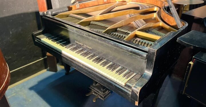 ابنة جمال سلامة تهدي الاوبرا بيانو والدها ومجموعة من مدوناته الموسيقية