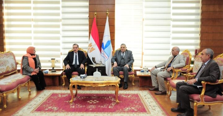 خلال رئاسته مجلس الجامعة .. رئيس جامعة كفر الشيخ يؤكد على ضرورة المشاركة فى الاستحقاق الدستوري