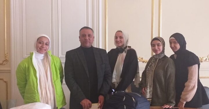 تواصل الورش الفنية والثقافيه بمكتبة القاهره الكبرى ومحاضرة عن المناخ