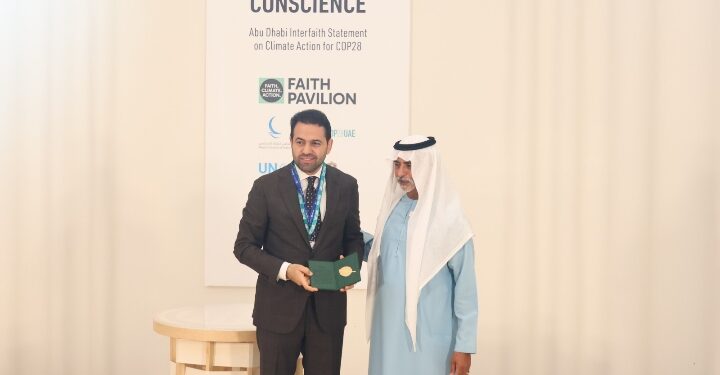 الشيخ نهيان بن مبارك آل نهيان يكرِّم الشركاء المنظمين لجناح الأديان في COP28