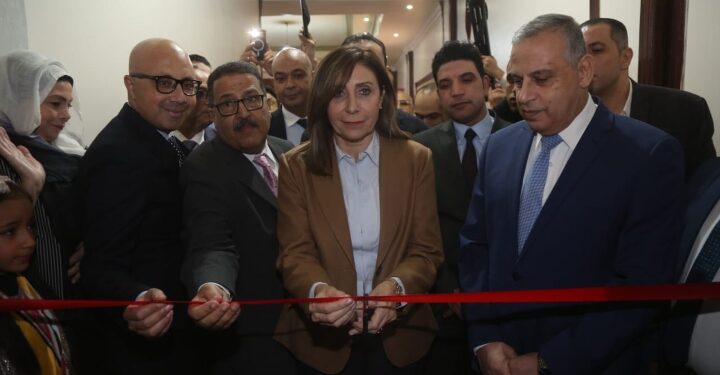 وزيرة الثقافة ومحافظ سوهاج يفتتحان معرِض الكتاب الأول بمحافظة سوهاج