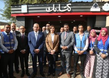 وزيرة الثقافة ومحافظ سوهاج يفتتحان مشروع “كشك كتابك” بقرية “أولاد سلامة