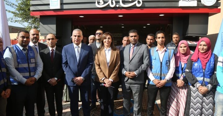 وزيرة الثقافة ومحافظ سوهاج يفتتحان مشروع “كشك كتابك” بقرية “أولاد سلامة