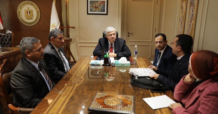 وزير التعليم العالي يلتقي بالدكتور قليني المصنف ضمن قائمة أعلى 2% من العلماء الأكثر تأثيرًا في العالم