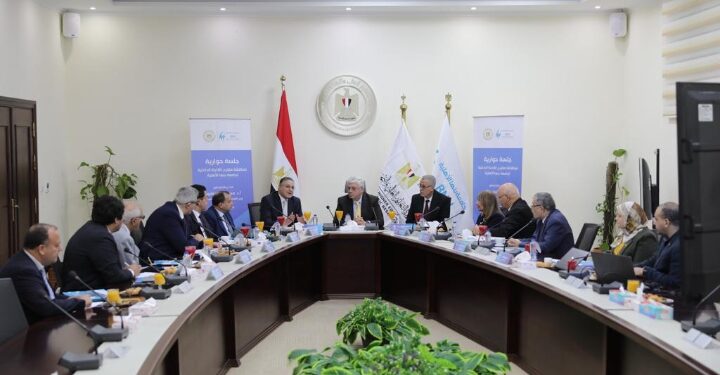 وزير التعليم العالي يترأس جلسة حوارية لمناقشة اللائحة الداخلية لجامعة بنها الأهلية