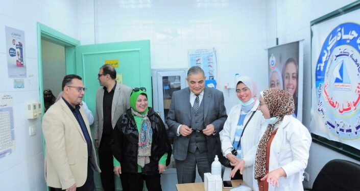 رئيس جامعة كفر الشيخ يتفقد القافلة الطبية والبيطرية والتوعوية المنطلقة من الجامعة لقرية شنو ضمن المبادرة الرئاسية “حياة كريمة