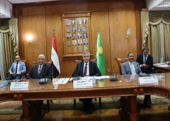 وزير التعليم العالي يستعرض تقريرًا من أمين المجلس الأعلى للجامعات حول الاجتماع الدوري للمجلس الأعلى لشئون خدمة المجتمع وتنمية البيئة   كتب – محمود الهندي   استعرض د.أيمن عاشور وزير التعليم العالي والبـحث العلمي تقريرًا مقدمًا من د.مصطفى رفعت أمين المجلس الأعلى للجامعات حول الاجتماع الدوري للمجلس الأعلى لشئون خدمة المجتمع وتنمية البيئة، بقاعة اجتماعات جامعة المنوفية  .   في بداية الاجتماع، وجه المجلس الشكر لأسرة جامعة المنوفية على استضافتها اجتماع المجلس الأعلى لشئون خدمة المجتمع وتنمية البيئة، مشيدًا بمستوى أداء الجامعة في تنظيم مؤتمر قطاع خدمة المجتمع وتنمية البيئة، تحت شعار” المستقبل الأخضر والتوجه نحو التحول لجامعة صديقة للبيئة .. الفرص والتحديات” بحضور د.أحمد القاصد رئيس الجامعة، ومحمد موسى نائب محافظ المنوفية، ورؤساء جامعات (الوادي الجديد، الأقصر، دمنهور)، ود.صبحي شرف نائب رئيس الجامعة لشئون خدمة المجتمع وتنمية البيئة ورئيس المؤتمر، ود.حازم صالح نائب رئيس الجامعة لشئون الدراسات العليا والبحوث، والسادة نواب رؤساء الجامعات المصرية لشئون خدمة المجتمع وتنمية البيئة، والسادة عمداء ووكلاء الكليات، وأعضاء هيئة التدريس والهيئة المعاونة بالجامعة  .   وخلال فعاليات المؤتمر أشار د.أحمد القاصد إلى أهمية المؤتمر وتوقيت انعقاده، حيث إنه يتزامن مع عقد مؤتمر الأمم المتحدة لتغير المناخ لعام 2023 COP28الثامن والعشرون لتغير المناخ، الذي يعقد في الفترة من 30 نوفمبر حتى 12 ديسمبر 2023 بمدينة إكسبو، دبي  .    ومن جانبه، أشاد د.مصطفى رفعت بجهود جامعة المنوفية للتحول نحو جامعة صديقة للبيئة، مشيرًا إلى أهمية التحول إلى الاقتصاد الأخضر الذي يهدف إلى تقليل المخاطر البيئية، والانبعاثات الكربونية، وتعظيم الاستفادة من الموارد المتاحة، وتحسين رفاهية الإنسان والمساواة الاجتماعية  .    وأكد د.مصطفى رفعت أن مصر تسعى نحو تحقيق التنمية المستدامة وفقًا لتوصيات برنامج الأمم المتحدة الإنمائي وصندوق النقد الدولي، والبحث عن موارد بديلة للصناعة والاستثمار، متمثلة في موارد الطاقة الجديدة والمتجددة، كالشمس، والرياح، والمصادر الجديدة للطاقة، كالغاز الطبيعي، وطاقتي المد والجزر، موضحًا أن تحقيق التنمية المستدامة ورفع معدلات النمو من الأهداف المنشودة عالميًّا ومحليًّا، فجميع دول العالم أصبحت تسعى إلى تحقيق التنمية المستدامة على كافة النواحي الاقتصادية، الاجتماعية، البيئية، السياسية، الفنية  .   وأكد التقرير أن الجلسة الأولى للمؤتمر تناولت عروض الجامعات الفائزة في مسابقة أفضل جامعة صديقة للبيئة للعام 2023م وهي جامعات (المنصورة، القاهرة، عين شمس، أسيوط، بني سويف)  .   أشار التقرير إلى مناقشة المجلس عددًا من الموضوعات الهامة، منها :  •  متابعة خطة عمل تحالفات أقاليم التكامل للجامعات المصرية في مجال خدمة المجتمع وتنمية البيئة  .   •  مناقشة المعايير الجديدة لمسابقة أفضل جامعة صديقة للبيئة لعام 2024م  .  •  اعتماد آلية تنفيذ توصيات منتدى فعالية إقليم الصعيد الذي أقيم في جامعة أسيوط، وتحديد دور الجامعات لتنفيذها، وبحث إمكانية عقد بروتوكول تعاون مع هيئة الطاقة الجديدة والمتجددة في هذا الشأن  .   كما وافق المجلس على تشكيل لجنة مشتركة من الجامعات الحكومية ومراكز ومعاهد البحث العلمي بوزارة التعليم العالي والبحث العلمي؛ لوضع ضوابط واشتراطات التداول الآمن والإدارة المتكاملة للمخلفات الخطرة؛ لتحقيق التطبيق الفعلي لقانون تنظيم إدارة المخلفات رقم 202     وأحيط المجلس علمًا بتقارير الجامعات حول أنشطة وإنجازات قطاع خدمة المجتمع وتنمية البيئة بالجامعات في خدمة المناطق الأكثر احتياجًا ضمن مبادرة حياة كريمة للعام 2023، والتي من بينها إرسال القوافل التنموية الشاملة (الطبية، البيطرية، الزراعية) إليها  .