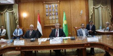 وزير التعليم العالي يستعرض تقريرًا من أمين المجلس الأعلى للجامعات حول الاجتماع الدوري للمجلس الأعلى لشئون خدمة المجتمع وتنمية البيئة   كتب – محمود الهندي   استعرض د.أيمن عاشور وزير التعليم العالي والبـحث العلمي تقريرًا مقدمًا من د.مصطفى رفعت أمين المجلس الأعلى للجامعات حول الاجتماع الدوري للمجلس الأعلى لشئون خدمة المجتمع وتنمية البيئة، بقاعة اجتماعات جامعة المنوفية  .   في بداية الاجتماع، وجه المجلس الشكر لأسرة جامعة المنوفية على استضافتها اجتماع المجلس الأعلى لشئون خدمة المجتمع وتنمية البيئة، مشيدًا بمستوى أداء الجامعة في تنظيم مؤتمر قطاع خدمة المجتمع وتنمية البيئة، تحت شعار” المستقبل الأخضر والتوجه نحو التحول لجامعة صديقة للبيئة .. الفرص والتحديات” بحضور د.أحمد القاصد رئيس الجامعة، ومحمد موسى نائب محافظ المنوفية، ورؤساء جامعات (الوادي الجديد، الأقصر، دمنهور)، ود.صبحي شرف نائب رئيس الجامعة لشئون خدمة المجتمع وتنمية البيئة ورئيس المؤتمر، ود.حازم صالح نائب رئيس الجامعة لشئون الدراسات العليا والبحوث، والسادة نواب رؤساء الجامعات المصرية لشئون خدمة المجتمع وتنمية البيئة، والسادة عمداء ووكلاء الكليات، وأعضاء هيئة التدريس والهيئة المعاونة بالجامعة  .   وخلال فعاليات المؤتمر أشار د.أحمد القاصد إلى أهمية المؤتمر وتوقيت انعقاده، حيث إنه يتزامن مع عقد مؤتمر الأمم المتحدة لتغير المناخ لعام 2023 COP28الثامن والعشرون لتغير المناخ، الذي يعقد في الفترة من 30 نوفمبر حتى 12 ديسمبر 2023 بمدينة إكسبو، دبي  .    ومن جانبه، أشاد د.مصطفى رفعت بجهود جامعة المنوفية للتحول نحو جامعة صديقة للبيئة، مشيرًا إلى أهمية التحول إلى الاقتصاد الأخضر الذي يهدف إلى تقليل المخاطر البيئية، والانبعاثات الكربونية، وتعظيم الاستفادة من الموارد المتاحة، وتحسين رفاهية الإنسان والمساواة الاجتماعية  .    وأكد د.مصطفى رفعت أن مصر تسعى نحو تحقيق التنمية المستدامة وفقًا لتوصيات برنامج الأمم المتحدة الإنمائي وصندوق النقد الدولي، والبحث عن موارد بديلة للصناعة والاستثمار، متمثلة في موارد الطاقة الجديدة والمتجددة، كالشمس، والرياح، والمصادر الجديدة للطاقة، كالغاز الطبيعي، وطاقتي المد والجزر، موضحًا أن تحقيق التنمية المستدامة ورفع معدلات النمو من الأهداف المنشودة عالميًّا ومحليًّا، فجميع دول العالم أصبحت تسعى إلى تحقيق التنمية المستدامة على كافة النواحي الاقتصادية، الاجتماعية، البيئية، السياسية، الفنية  .   وأكد التقرير أن الجلسة الأولى للمؤتمر تناولت عروض الجامعات الفائزة في مسابقة أفضل جامعة صديقة للبيئة للعام 2023م وهي جامعات (المنصورة، القاهرة، عين شمس، أسيوط، بني سويف)  .   أشار التقرير إلى مناقشة المجلس عددًا من الموضوعات الهامة، منها :  •  متابعة خطة عمل تحالفات أقاليم التكامل للجامعات المصرية في مجال خدمة المجتمع وتنمية البيئة  .   •  مناقشة المعايير الجديدة لمسابقة أفضل جامعة صديقة للبيئة لعام 2024م  .  •  اعتماد آلية تنفيذ توصيات منتدى فعالية إقليم الصعيد الذي أقيم في جامعة أسيوط، وتحديد دور الجامعات لتنفيذها، وبحث إمكانية عقد بروتوكول تعاون مع هيئة الطاقة الجديدة والمتجددة في هذا الشأن  .   كما وافق المجلس على تشكيل لجنة مشتركة من الجامعات الحكومية ومراكز ومعاهد البحث العلمي بوزارة التعليم العالي والبحث العلمي؛ لوضع ضوابط واشتراطات التداول الآمن والإدارة المتكاملة للمخلفات الخطرة؛ لتحقيق التطبيق الفعلي لقانون تنظيم إدارة المخلفات رقم 202     وأحيط المجلس علمًا بتقارير الجامعات حول أنشطة وإنجازات قطاع خدمة المجتمع وتنمية البيئة بالجامعات في خدمة المناطق الأكثر احتياجًا ضمن مبادرة حياة كريمة للعام 2023، والتي من بينها إرسال القوافل التنموية الشاملة (الطبية، البيطرية، الزراعية) إليها  .