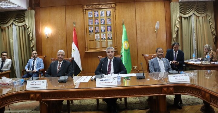 وزير التعليم العالي يستعرض تقريرًا من أمين المجلس الأعلى للجامعات حول الاجتماع الدوري للمجلس الأعلى لشئون خدمة المجتمع وتنمية البيئة   كتب – محمود الهندي   استعرض د.أيمن عاشور وزير التعليم العالي والبـحث العلمي تقريرًا مقدمًا من د.مصطفى رفعت أمين المجلس الأعلى للجامعات حول الاجتماع الدوري للمجلس الأعلى لشئون خدمة المجتمع وتنمية البيئة، بقاعة اجتماعات جامعة المنوفية  .   في بداية الاجتماع، وجه المجلس الشكر لأسرة جامعة المنوفية على استضافتها اجتماع المجلس الأعلى لشئون خدمة المجتمع وتنمية البيئة، مشيدًا بمستوى أداء الجامعة في تنظيم مؤتمر قطاع خدمة المجتمع وتنمية البيئة، تحت شعار” المستقبل الأخضر والتوجه نحو التحول لجامعة صديقة للبيئة .. الفرص والتحديات” بحضور د.أحمد القاصد رئيس الجامعة، ومحمد موسى نائب محافظ المنوفية، ورؤساء جامعات (الوادي الجديد، الأقصر، دمنهور)، ود.صبحي شرف نائب رئيس الجامعة لشئون خدمة المجتمع وتنمية البيئة ورئيس المؤتمر، ود.حازم صالح نائب رئيس الجامعة لشئون الدراسات العليا والبحوث، والسادة نواب رؤساء الجامعات المصرية لشئون خدمة المجتمع وتنمية البيئة، والسادة عمداء ووكلاء الكليات، وأعضاء هيئة التدريس والهيئة المعاونة بالجامعة  .   وخلال فعاليات المؤتمر أشار د.أحمد القاصد إلى أهمية المؤتمر وتوقيت انعقاده، حيث إنه يتزامن مع عقد مؤتمر الأمم المتحدة لتغير المناخ لعام 2023 COP28الثامن والعشرون لتغير المناخ، الذي يعقد في الفترة من 30 نوفمبر حتى 12 ديسمبر 2023 بمدينة إكسبو، دبي  .    ومن جانبه، أشاد د.مصطفى رفعت بجهود جامعة المنوفية للتحول نحو جامعة صديقة للبيئة، مشيرًا إلى أهمية التحول إلى الاقتصاد الأخضر الذي يهدف إلى تقليل المخاطر البيئية، والانبعاثات الكربونية، وتعظيم الاستفادة من الموارد المتاحة، وتحسين رفاهية الإنسان والمساواة الاجتماعية  .    وأكد د.مصطفى رفعت أن مصر تسعى نحو تحقيق التنمية المستدامة وفقًا لتوصيات برنامج الأمم المتحدة الإنمائي وصندوق النقد الدولي، والبحث عن موارد بديلة للصناعة والاستثمار، متمثلة في موارد الطاقة الجديدة والمتجددة، كالشمس، والرياح، والمصادر الجديدة للطاقة، كالغاز الطبيعي، وطاقتي المد والجزر، موضحًا أن تحقيق التنمية المستدامة ورفع معدلات النمو من الأهداف المنشودة عالميًّا ومحليًّا، فجميع دول العالم أصبحت تسعى إلى تحقيق التنمية المستدامة على كافة النواحي الاقتصادية، الاجتماعية، البيئية، السياسية، الفنية  .   وأكد التقرير أن الجلسة الأولى للمؤتمر تناولت عروض الجامعات الفائزة في مسابقة أفضل جامعة صديقة للبيئة للعام 2023م وهي جامعات (المنصورة، القاهرة، عين شمس، أسيوط، بني سويف)  .   أشار التقرير إلى مناقشة المجلس عددًا من الموضوعات الهامة، منها :  •  متابعة خطة عمل تحالفات أقاليم التكامل للجامعات المصرية في مجال خدمة المجتمع وتنمية البيئة  .   •  مناقشة المعايير الجديدة لمسابقة أفضل جامعة صديقة للبيئة لعام 2024م  .  •  اعتماد آلية تنفيذ توصيات منتدى فعالية إقليم الصعيد الذي أقيم في جامعة أسيوط، وتحديد دور الجامعات لتنفيذها، وبحث إمكانية عقد بروتوكول تعاون مع هيئة الطاقة الجديدة والمتجددة في هذا الشأن  .   كما وافق المجلس على تشكيل لجنة مشتركة من الجامعات الحكومية ومراكز ومعاهد البحث العلمي بوزارة التعليم العالي والبحث العلمي؛ لوضع ضوابط واشتراطات التداول الآمن والإدارة المتكاملة للمخلفات الخطرة؛ لتحقيق التطبيق الفعلي لقانون تنظيم إدارة المخلفات رقم 202     وأحيط المجلس علمًا بتقارير الجامعات حول أنشطة وإنجازات قطاع خدمة المجتمع وتنمية البيئة بالجامعات في خدمة المناطق الأكثر احتياجًا ضمن مبادرة حياة كريمة للعام 2023، والتي من بينها إرسال القوافل التنموية الشاملة (الطبية، البيطرية، الزراعية) إليها  .