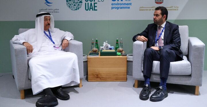 رئيس المجلس الأعلى للشؤون الإسلامية في مملكة البحرين يزور جناح الأديان في COP28