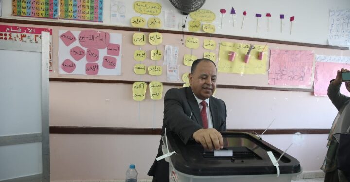 وزير المالية يدلي بصوته فى الانتخابات الرئاسية بلجنة مدرسة خالد بن الوليد بالسادس من اكتوبر