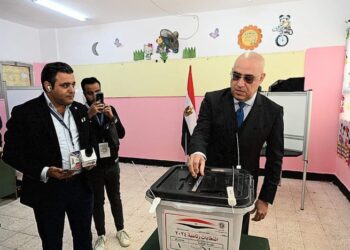 وزير الإسكان يُدلي بصوته فى الانتخابات الرئاسية بمدرسة فاطمة عنان الإعدادية بالقاهرة الجديدة