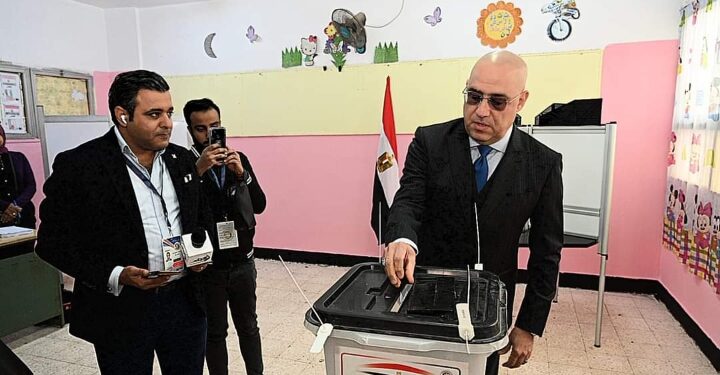 وزير الإسكان يُدلي بصوته فى الانتخابات الرئاسية بمدرسة فاطمة عنان الإعدادية بالقاهرة الجديدة