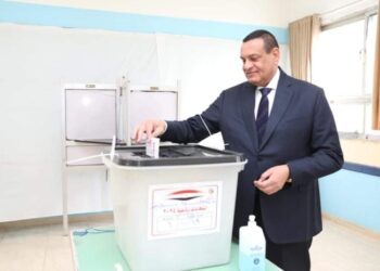 وزير التنمية المحلية يُدلي بصوته في الانتخابات الرئاسية بلجنة نبوية موسي بمدينة نصر