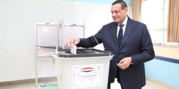 وزير التنمية المحلية يُدلي بصوته في الانتخابات الرئاسية بلجنة نبوية موسي بمدينة نصر
