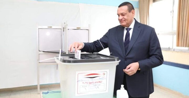 وزير التنمية المحلية يُدلي بصوته في الانتخابات الرئاسية بلجنة نبوية موسي بمدينة نصر