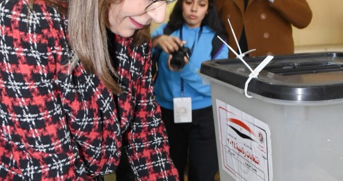 وزيرة الثقافة تدلي بصوتها في الانتخابات الرئاسية وتدعو جموع المصريين للمشاركة في العملية الانتخابية