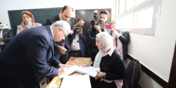 وزير التعليم العالي يُدلي بصوته في الانتخابات الرئاسية بلجنة مدرسة سيزا نبراوي بالقاهرة الجديدة