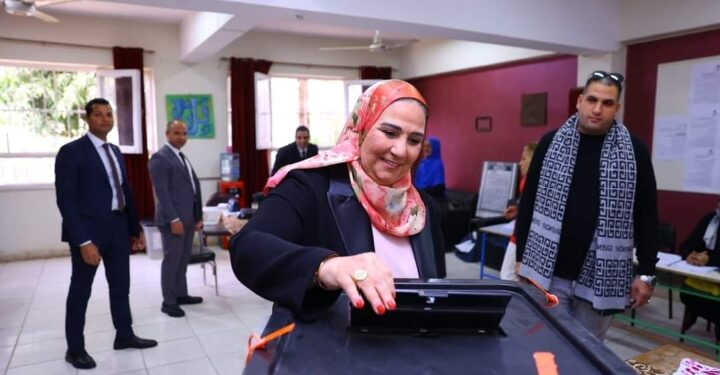 وزيرة التضامن الاجتماعي تدلي بصوتها في انتخابات رئاسة الجمهورية بلجنة مدرسة بدر الإعدادية بالدقي