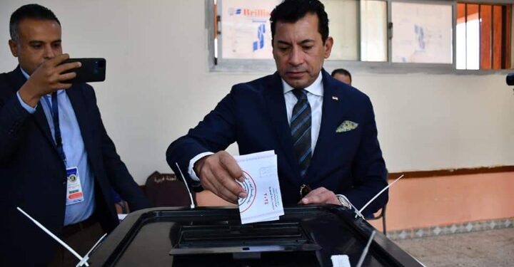 وزير الشباب والرياضه يدلي بصوته في الانتخابات الرئاسية