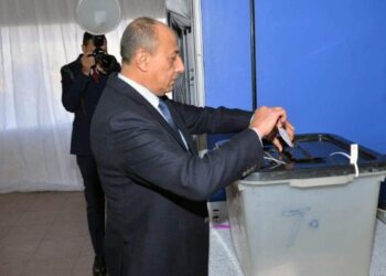 وزير الطيران المدني يدلي بصوته في الانتخابات الرئاسية بمقر لجنة مطار القاهرة