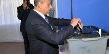 وزير الطيران المدني يدلي بصوته في الانتخابات الرئاسية بمقر لجنة مطار القاهرة