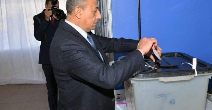 وزير الطيران المدني يدلي بصوته في الانتخابات الرئاسية بمقر لجنة مطار القاهرة