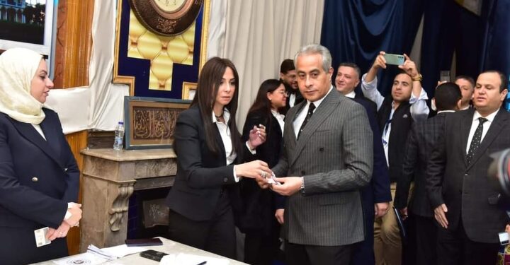 وزير العمل يدلى بصوته في الانتخابات الرئاسية بمدرسة الشهيد مصطفى يسري ابو عميرة بمصر الجديدة