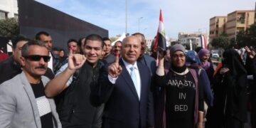 وزير النقل يدلي بصوته في الانتخابات الرئاسية بمدرسة سيزا نبراوي بالتجمع الخامس