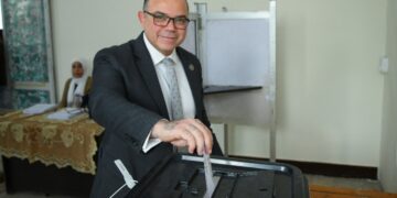 الدكتور محمد فريد رئيس هيئة الرقابة المالية يدلي   بصوته في الانتخابات الرئاسية