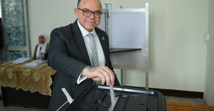 الدكتور محمد فريد رئيس هيئة الرقابة المالية يدلي بصوته في الانتخابات الرئاسية