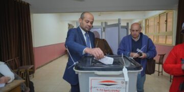 رئيس البورصة المصرية يدلي بصوته في الانتخابات الرئاسية