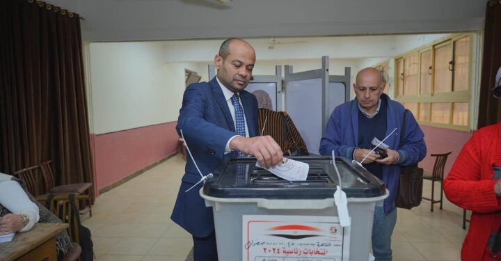 رئيس البورصة المصرية يدلي بصوته في الانتخابات الرئاسية