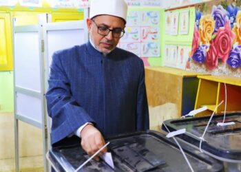 رئيس جامعة الأزهر يدلي بصوته في الانتخابات الرئاسية ويؤكد : المشاركة واجب الوقت