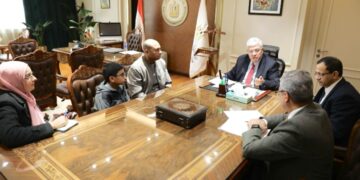 وزير التعليم العالي يلتقي بأسرة الطفل يحيى عبدالناصر “العبقري”