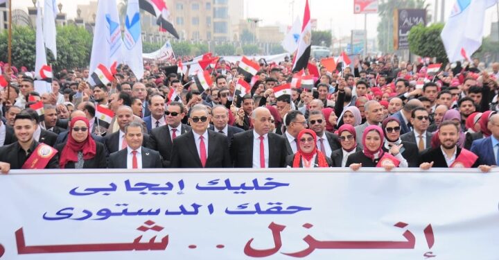 رئيس جامعة كفر الشيخ يقود أكبر مسيرة طلابية حاشدة لأسرة طلاب من اجل مصر لدعم المشاركة فى الانتخابات الرئاسية