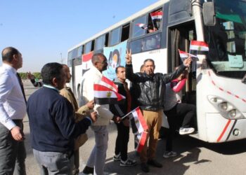 العاملين بالهيئة العربية للتصنيع امام لجان الإنتخابات الرئاسية في تظاهرة حب للوطن وعرفانا بالإنجازات التي تشهدها مصر