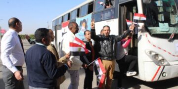 العاملين بالهيئة العربية للتصنيع امام لجان الإنتخابات الرئاسية في تظاهرة حب للوطن وعرفانا بالإنجازات التي تشهدها مصر