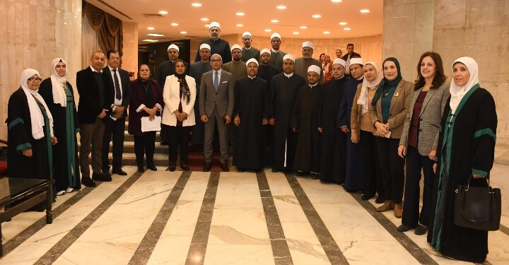 خلال الملتقى التثقيفى للأئمة والواعظات رئيس جامعة عين شمس : علماء وزارة الأوقاف يمثلون حجر الزاوية وطاقة نور وطوق النجاة  لإعادة التوازن الفكرى