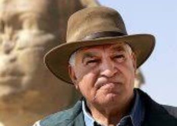 زاهي حواس يجري عملية جراحية بالساق اليمني بألمانيا