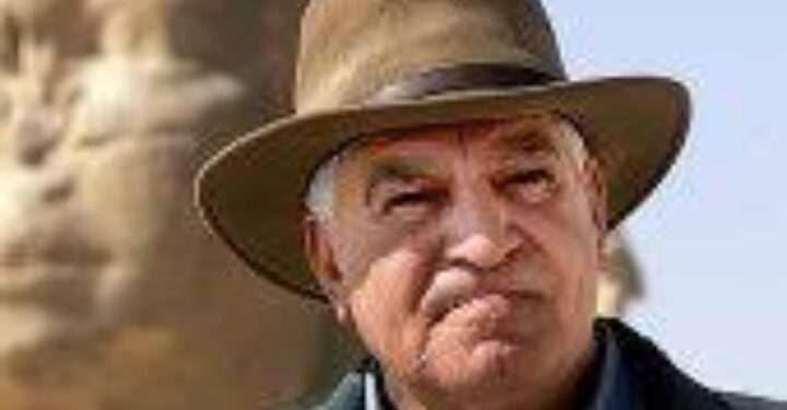 زاهي حواس يجري عملية جراحية بالساق اليمني بألمانيا