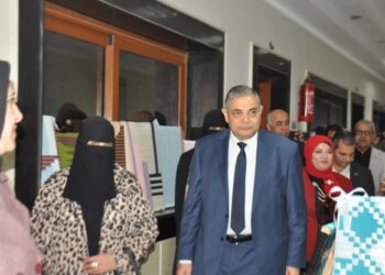 رئيس جامعة كفر الشيخ يشيد بالمعارض الفنية لكليه التربيه النوعيه بالجامعة